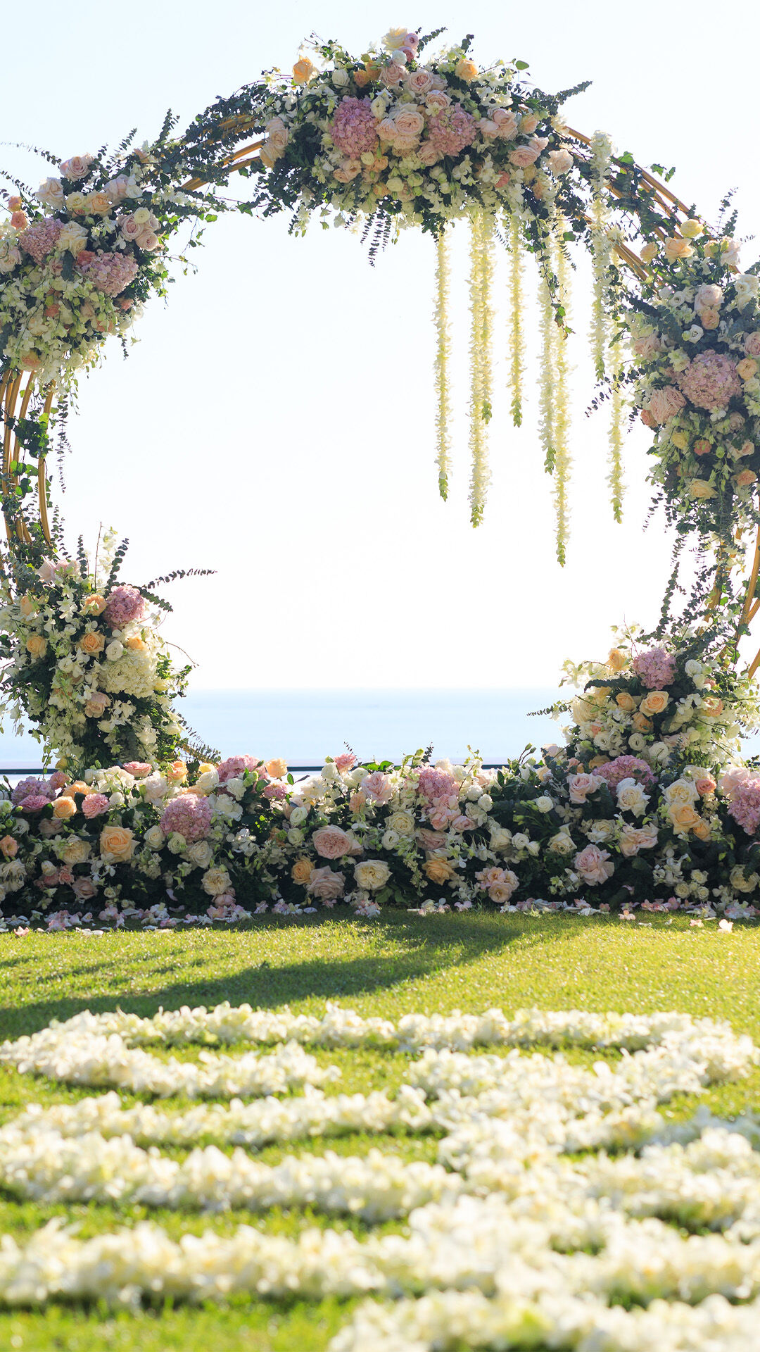 A beautifull eco freindly wedding decoration with flowers 
